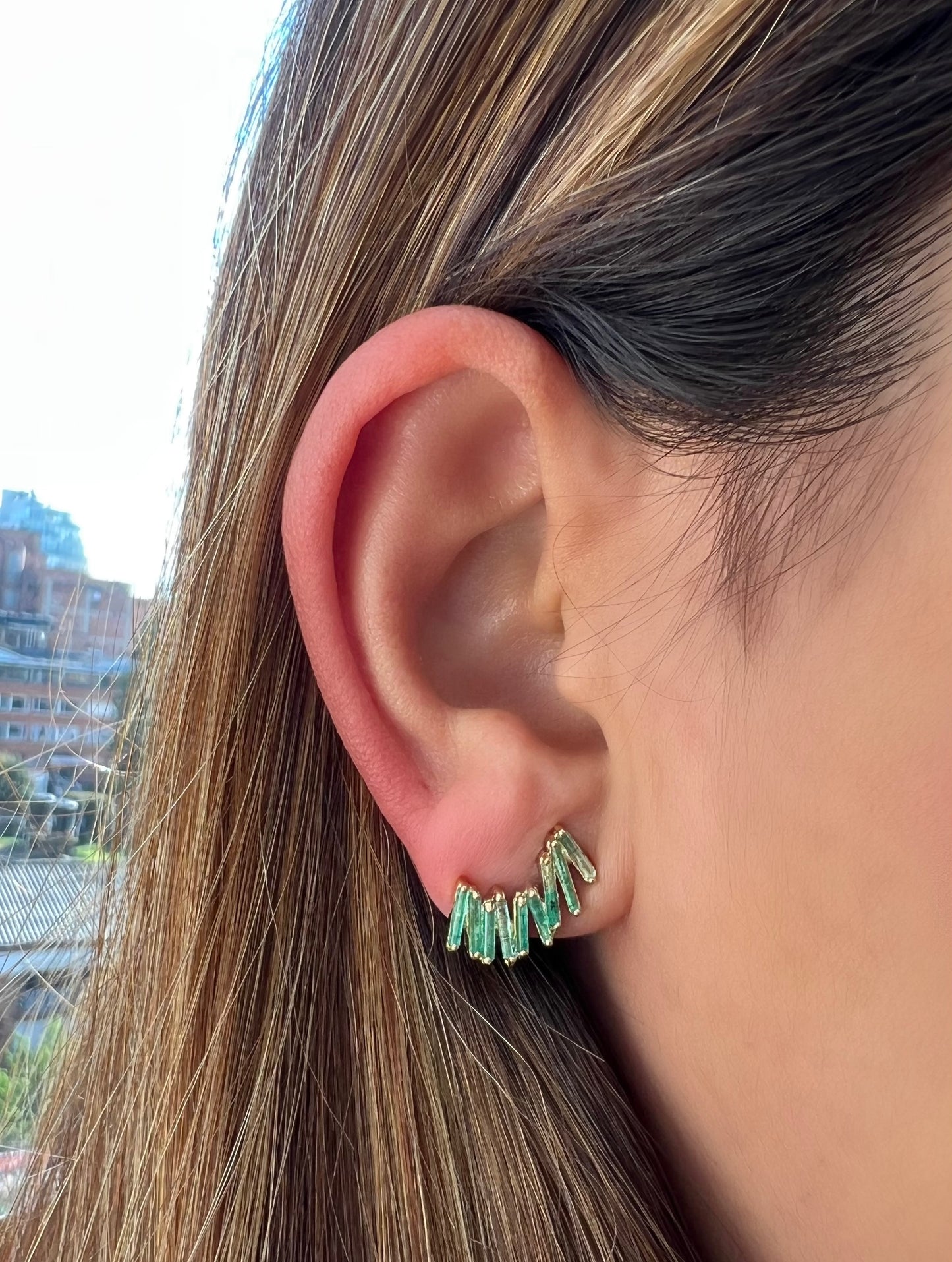 Arete de esmeralda curva con oro amarillo