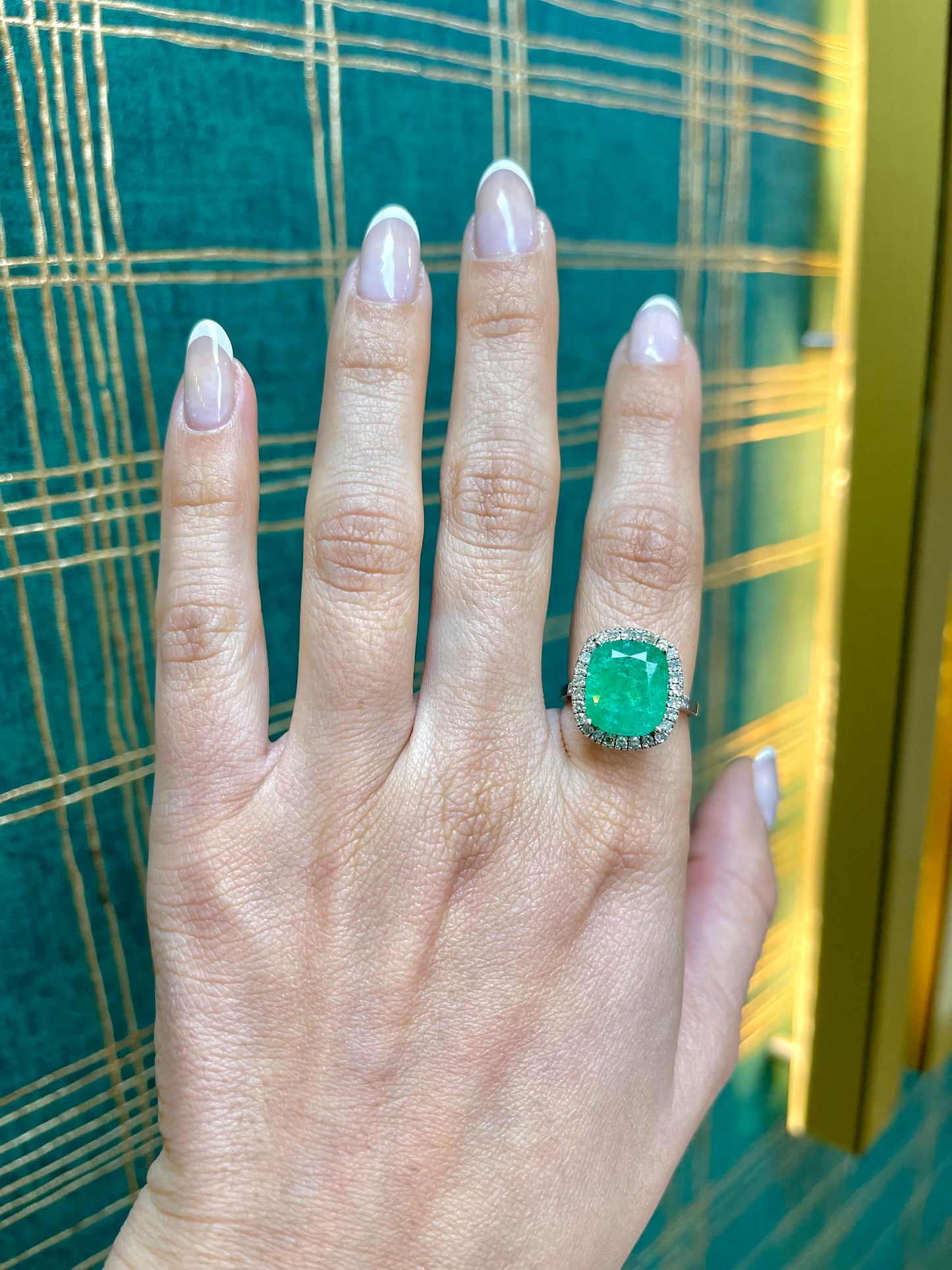Anillo de esmeralda redonda con diamantes