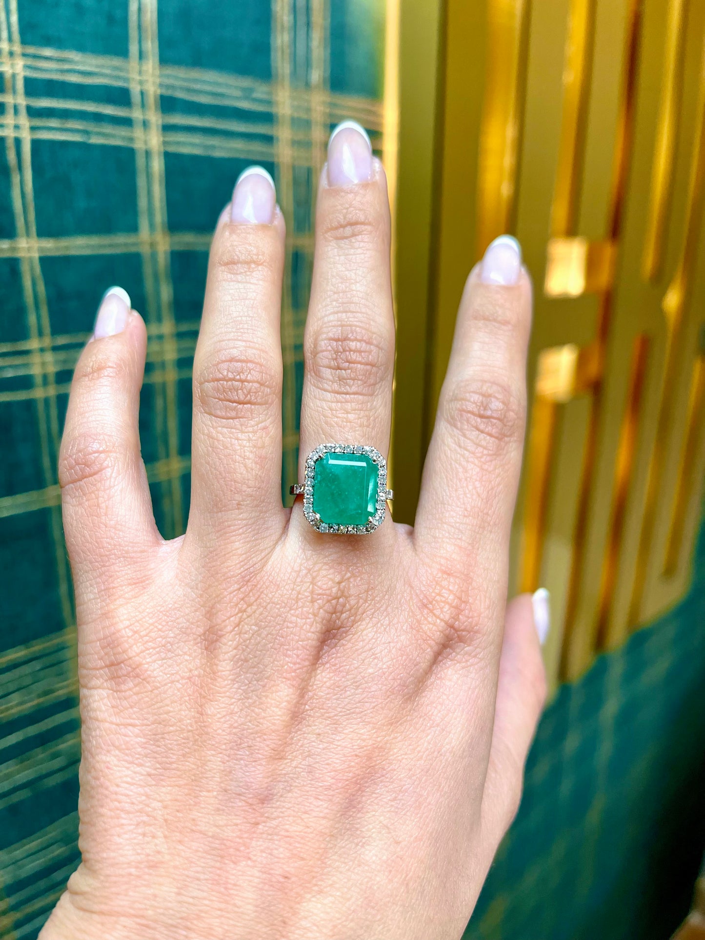 Anillo de esmeralda rectangular con diamantes