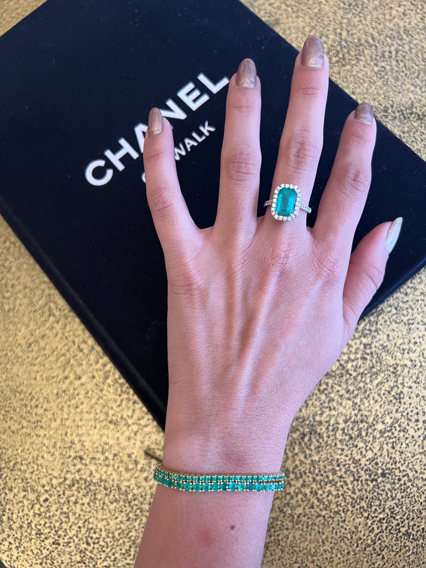Anillo de esmeralda rectangular con diamantes