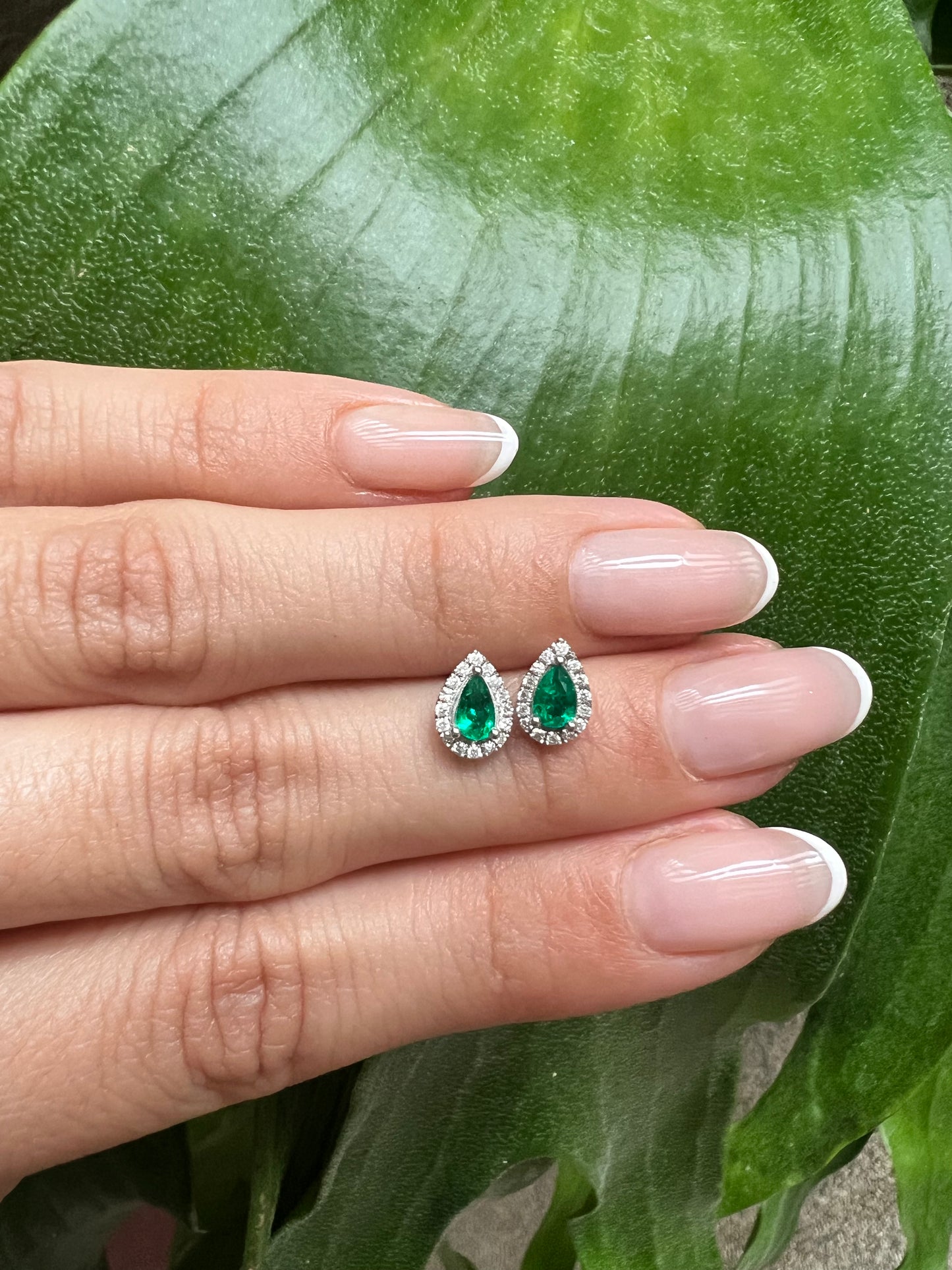 Aretes de esmeralda de pera con diamantes