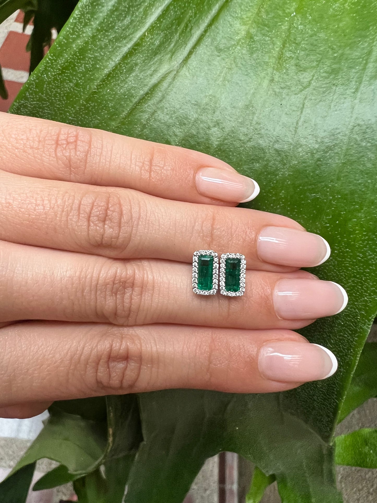 Aretes de esmeralda rectangular con diamantes
