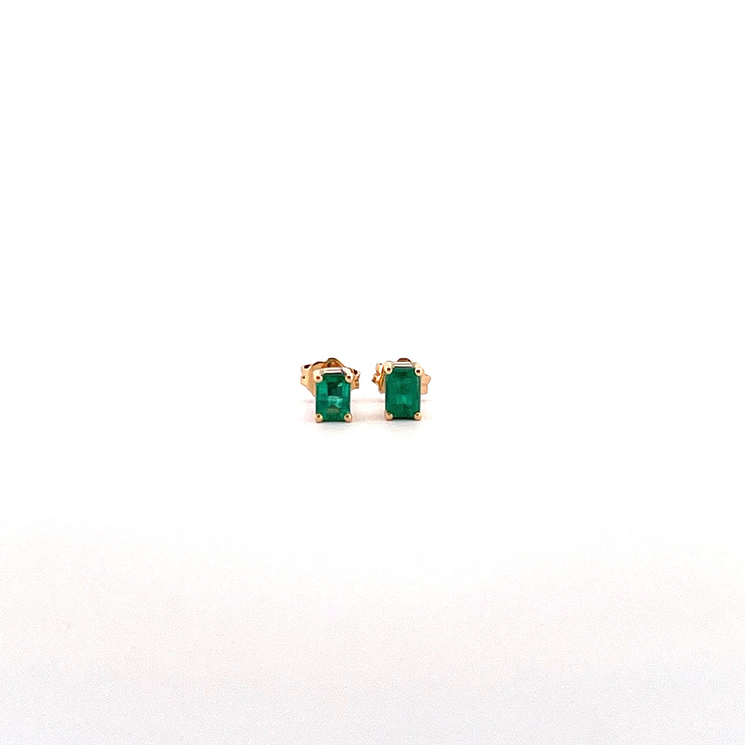 Aretes de esmeralda rectangular con oro amarillo