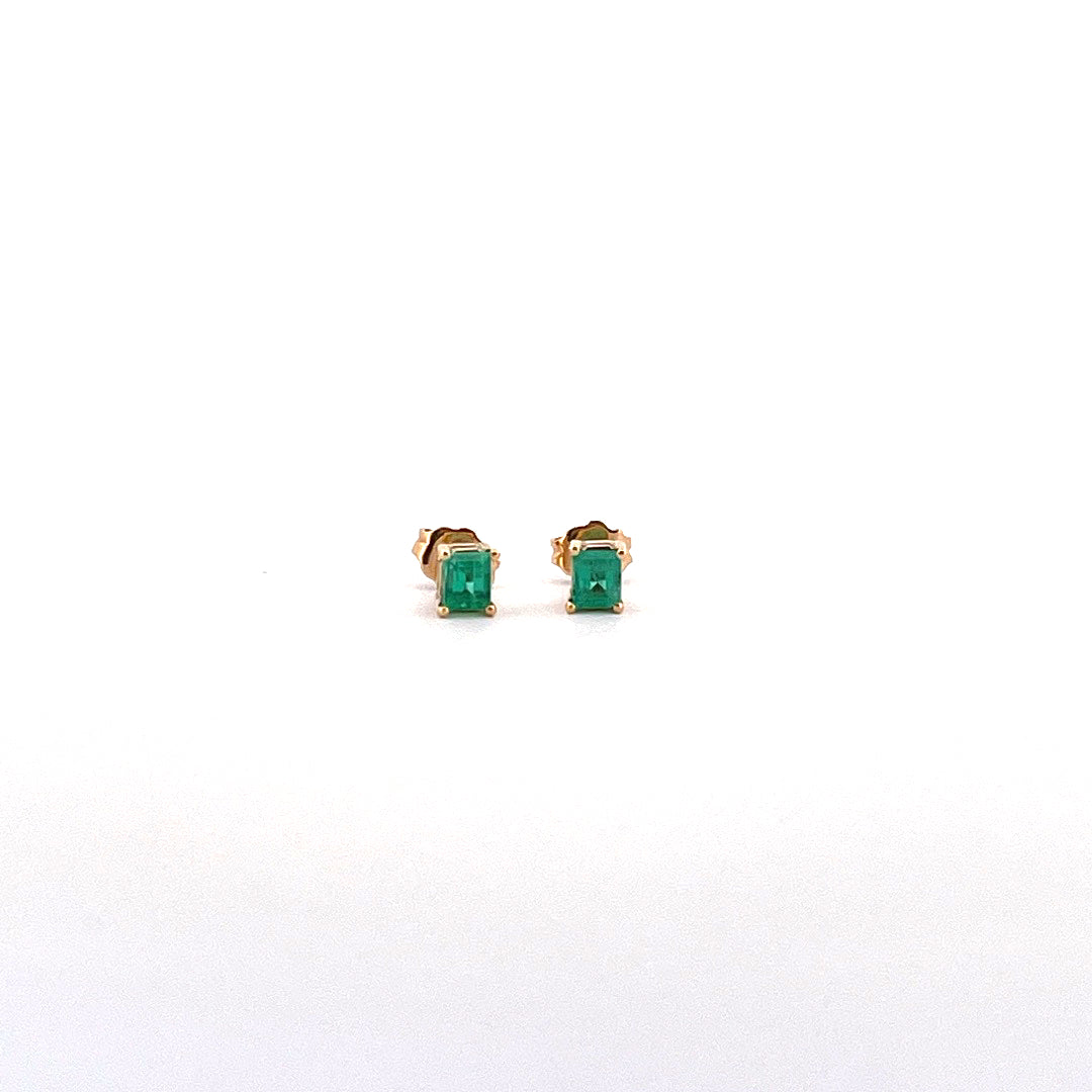 Aretes de esmeralda rectangular con oro amarillo
