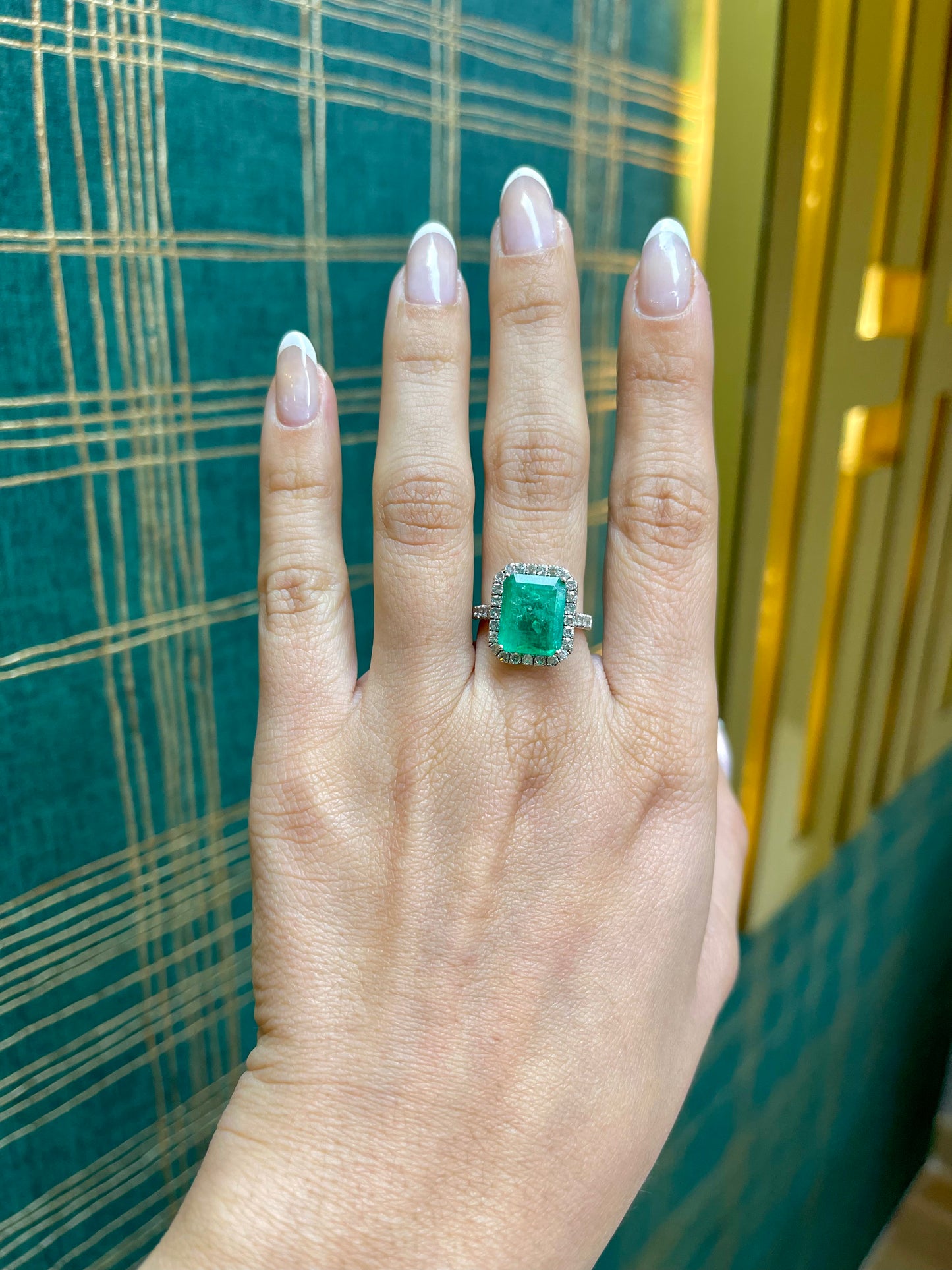 Anillo de esmeralda cuadrada con diamantes