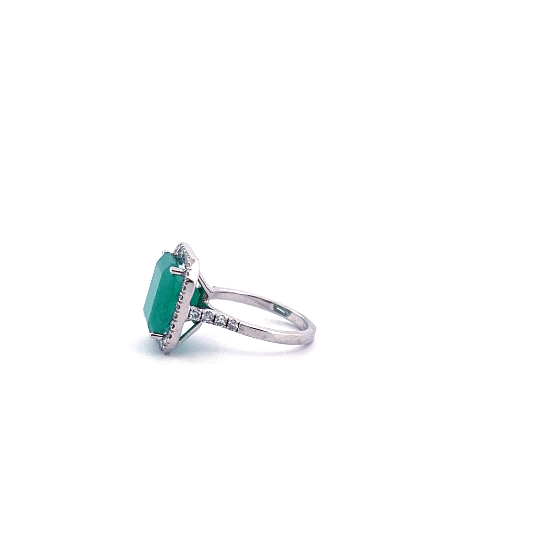 Anillo de esmeralda rectangular con diamantes