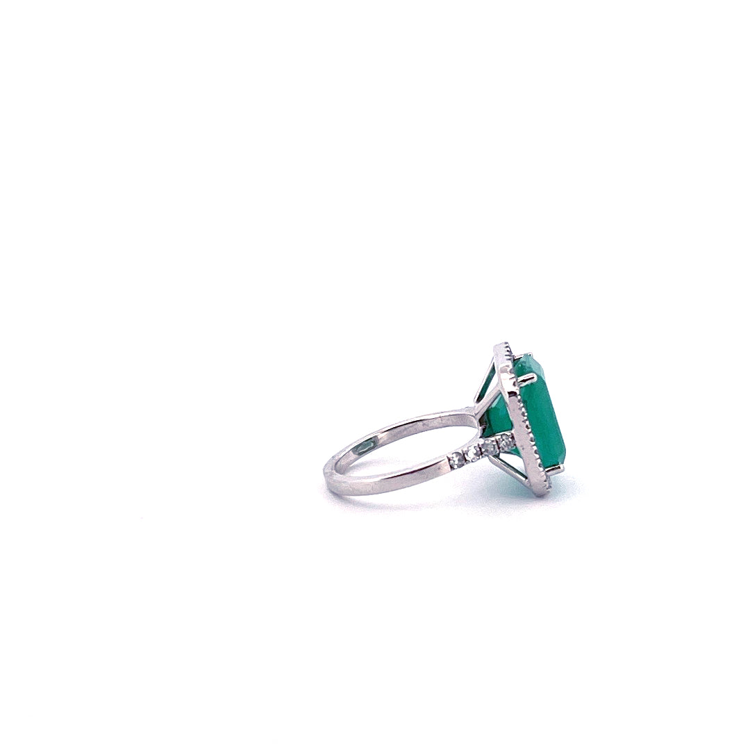Anillo de esmeralda rectangular con diamantes