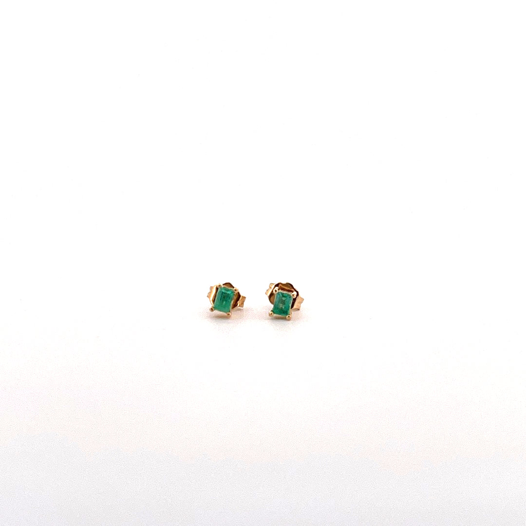 Aretes de esmeralda rectangular con oro amarillo
