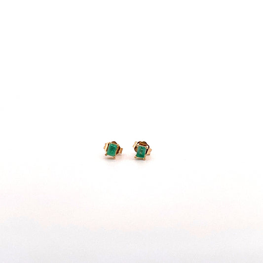 Aretes de esmeralda rectangular con oro amarillo