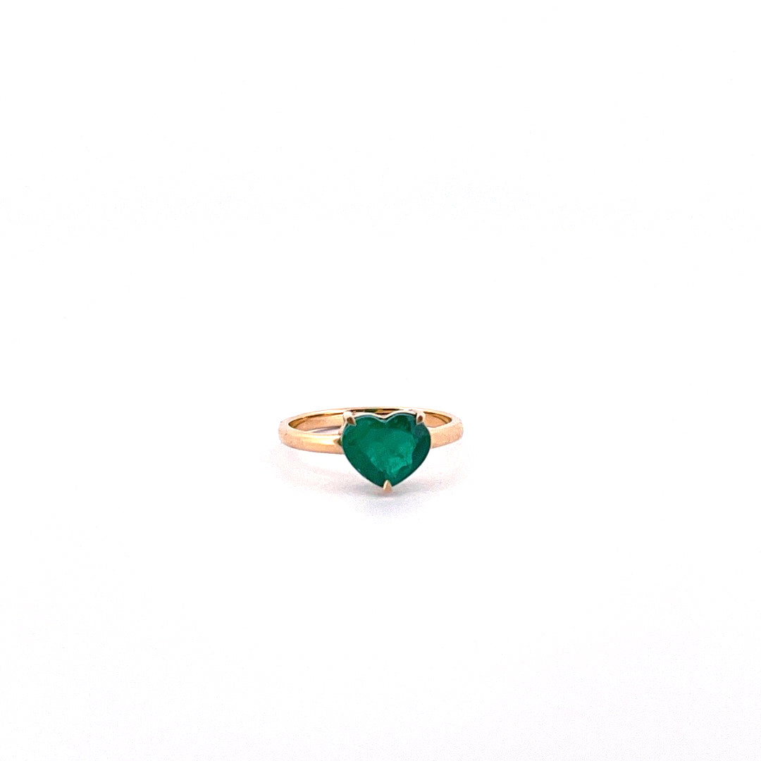 Anillo de esmeralda corazón con oro amarillo