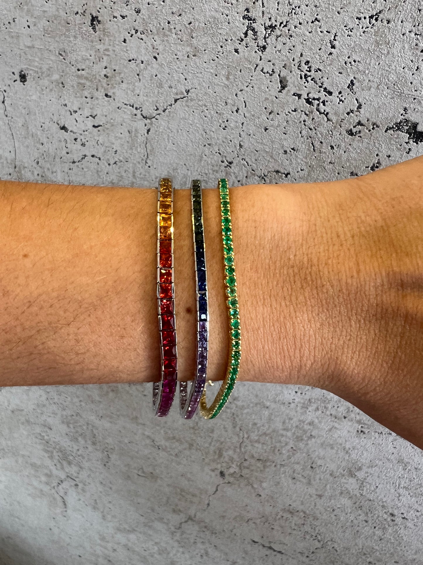 Brazaletes de zafiros de colores con oro blanco