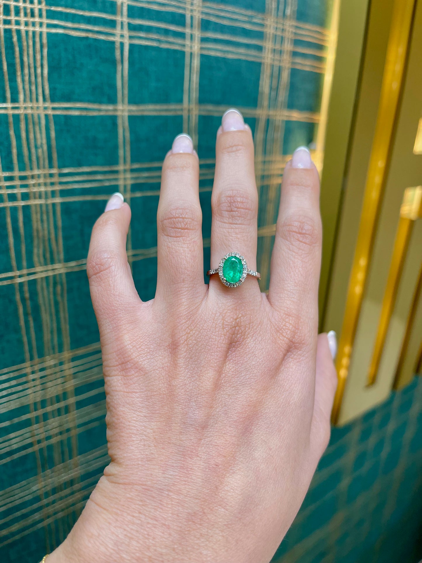 Anillo de esmeralda ovalada con diamantes