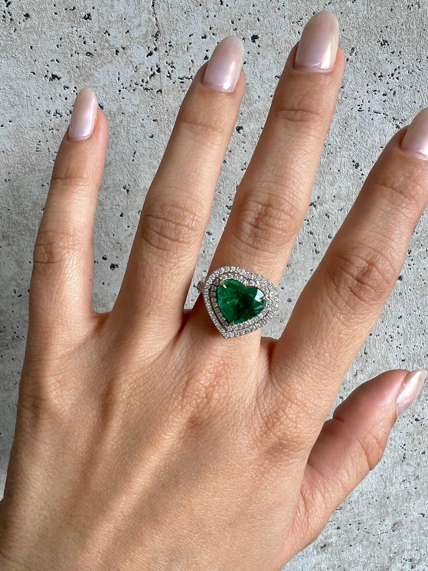 Anillo de esmeralda corazón con diamantes