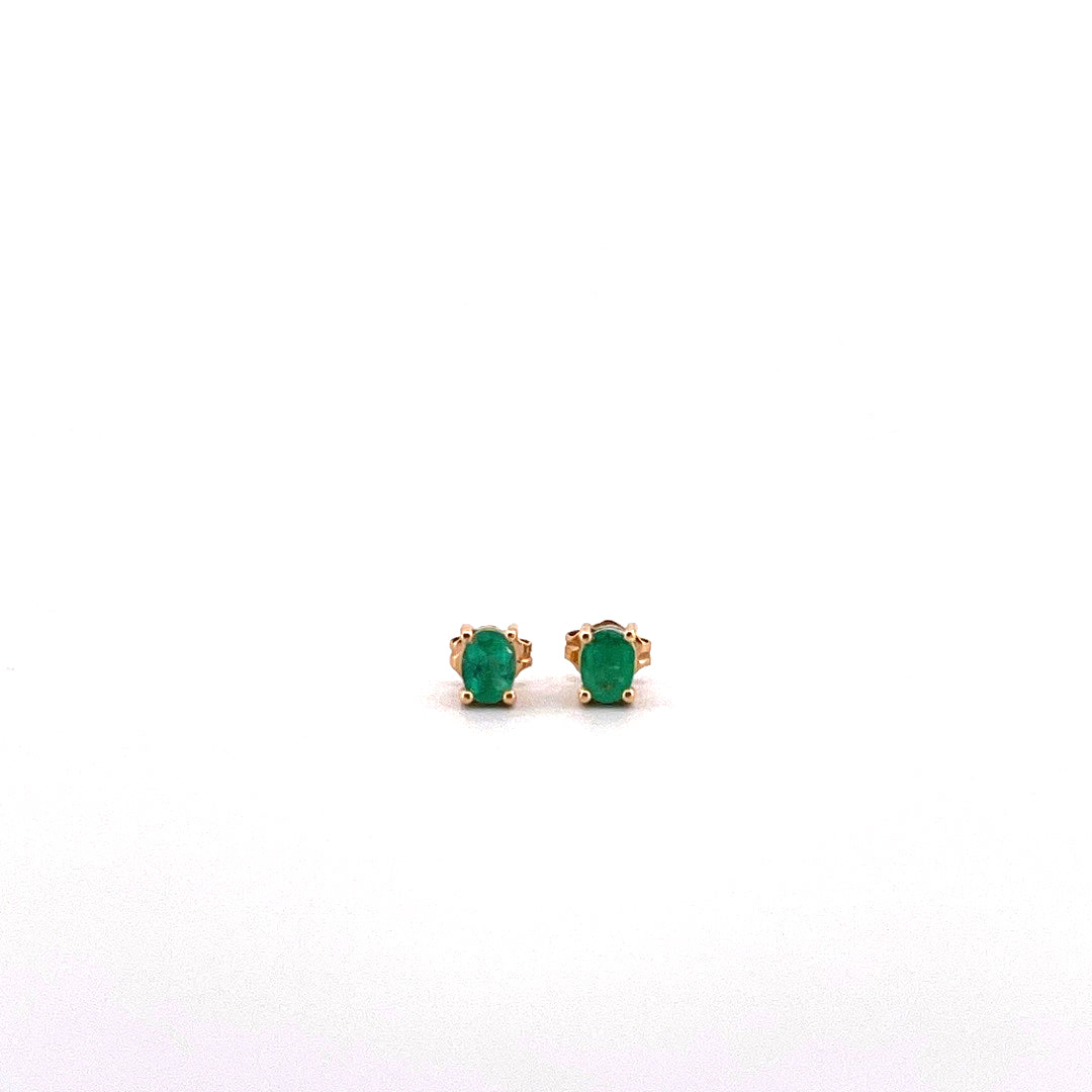 Aretes de esmeralda ovalada con oro amarillo