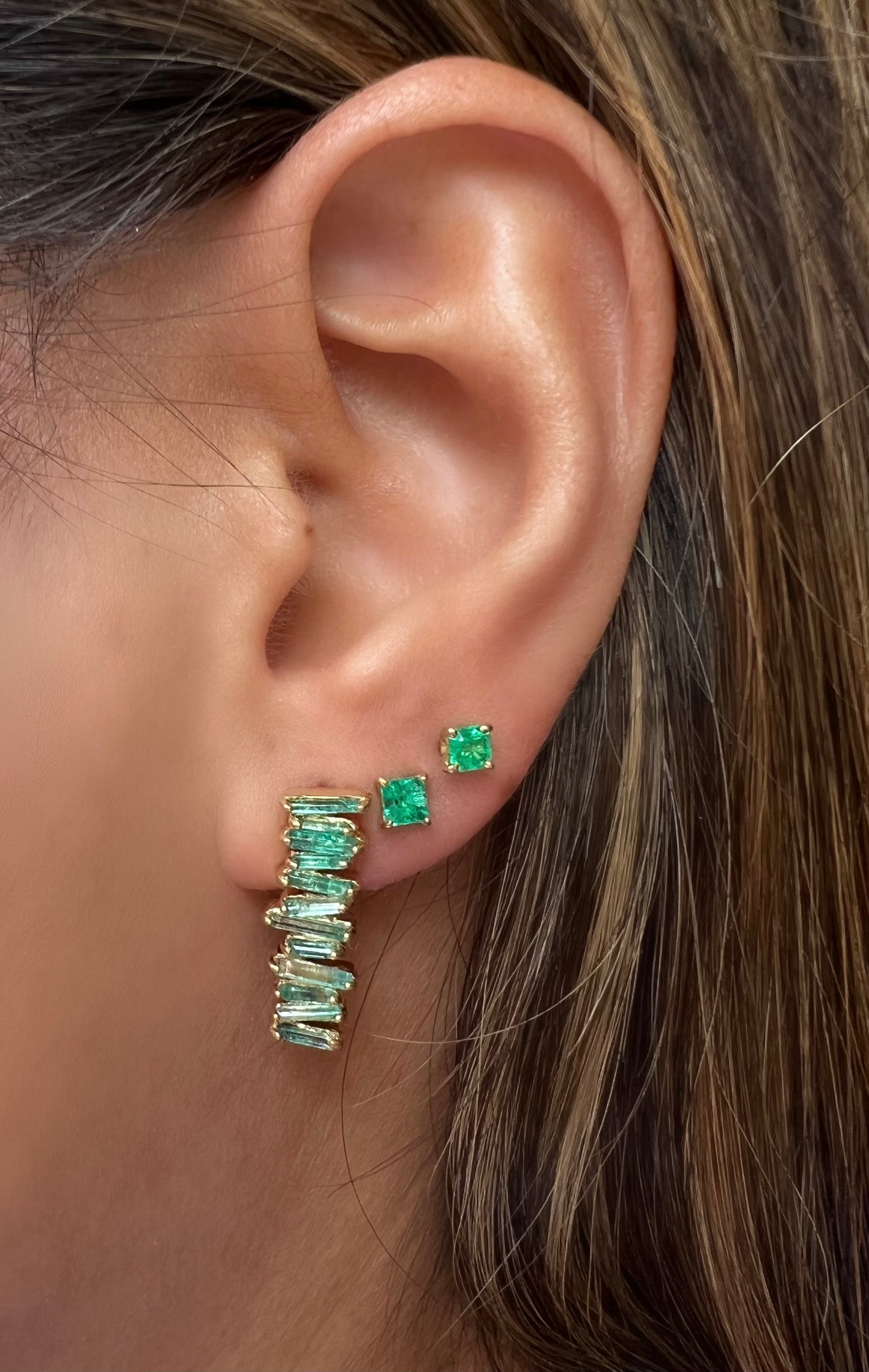 Arete de esmeralda estructural con oro amarillo