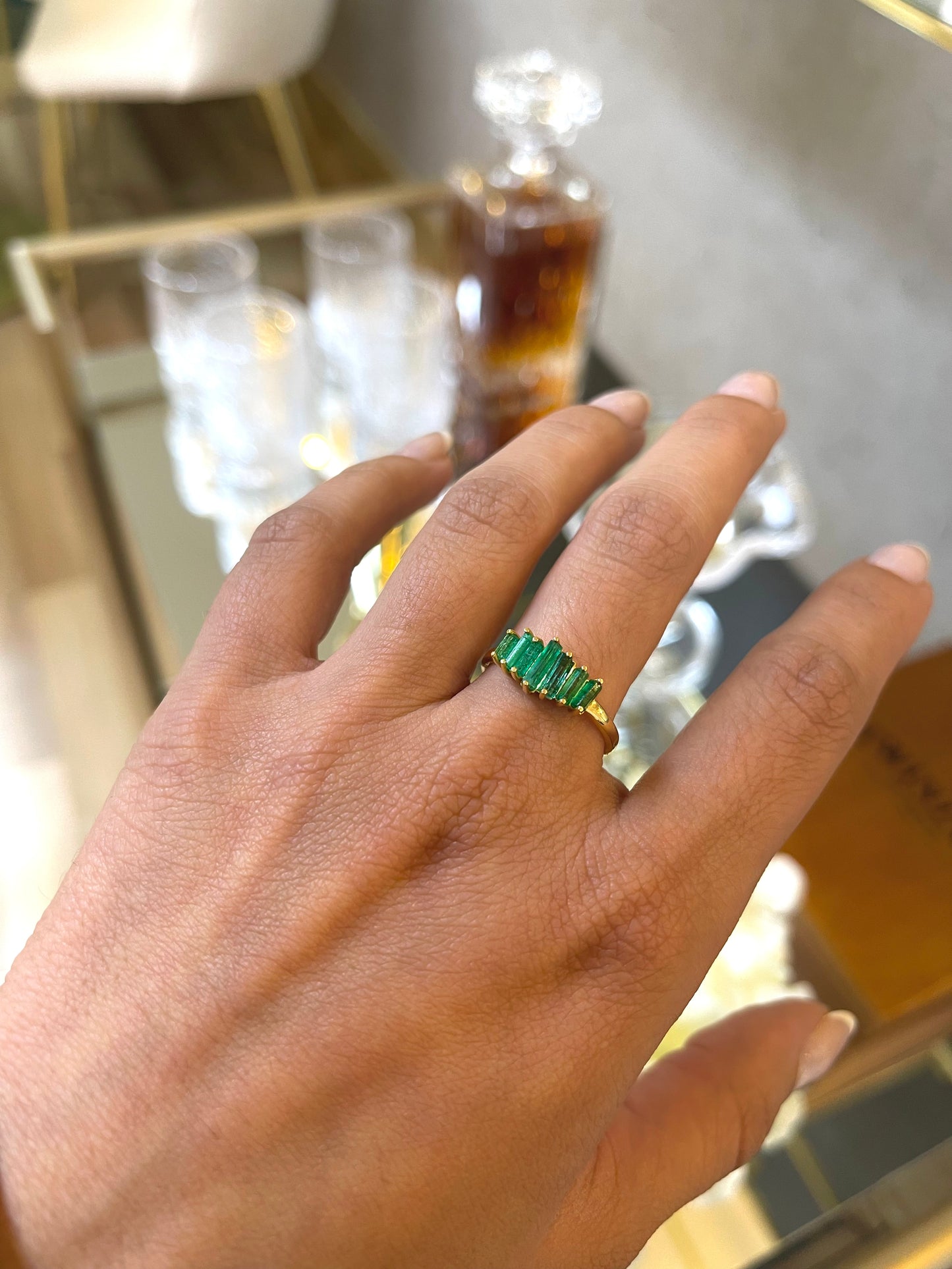 Anillo de esmeralda estructural con oro amarillo