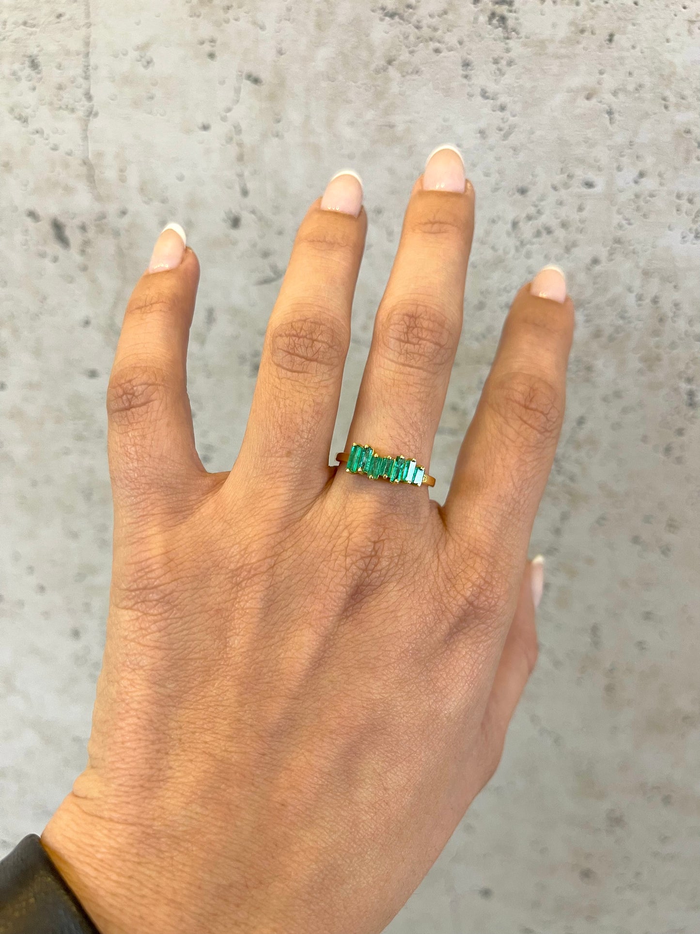Anillo de esmeralda estructural con oro amarillo
