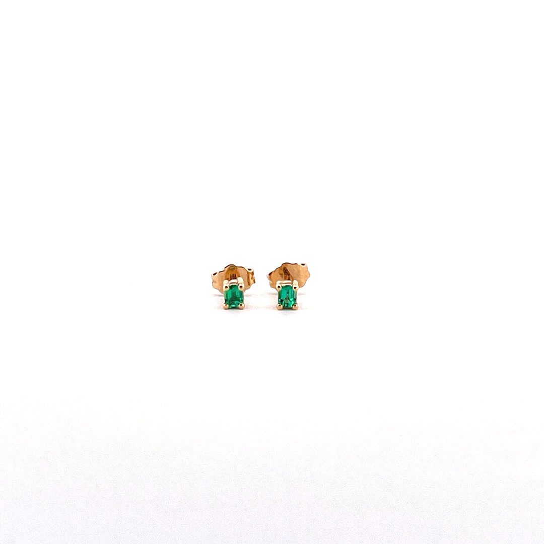 Aretes de esmeralda rectangular con oro amarillo